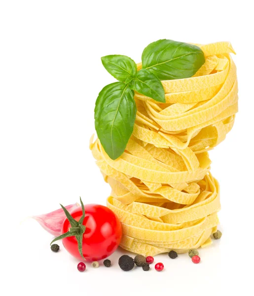 İtalyan gıda - makarna, domates, fesleğen, sarımsak ve biber