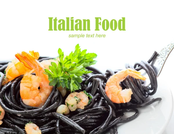 Black spaghetti with shrimps isolated on white with easy removab — Stock Photo, Image