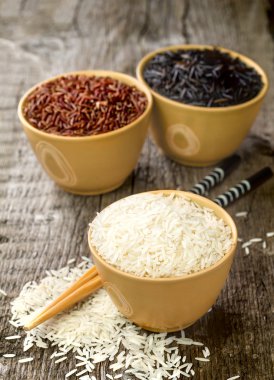 -kırmızı, beyaz ve üzerinde ahşap çubukları ile bir kase içinde yabani pirinç