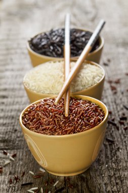 -kırmızı, beyaz ve üzerinde ahşap çubukları ile bir kase içinde yabani pirinç