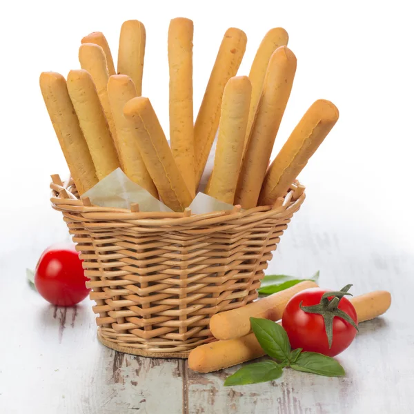 grisini - ahşap masa üzerinde bir sepet içinde taze breadsticks