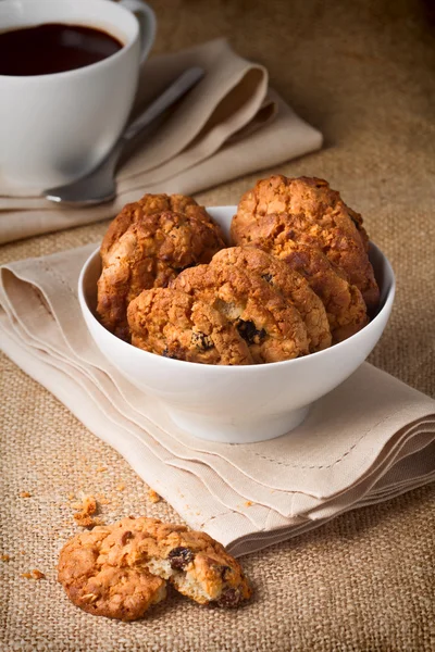Oatmeal cookies with raisins in a bowl — Stock Photo, Image