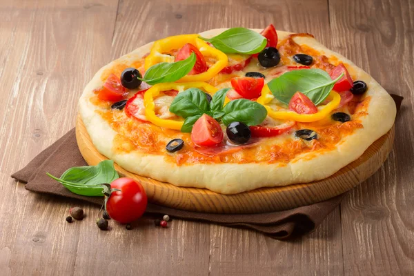 jambon, domates ve zeytin ve ahşap masa üzerinde sebze pizza