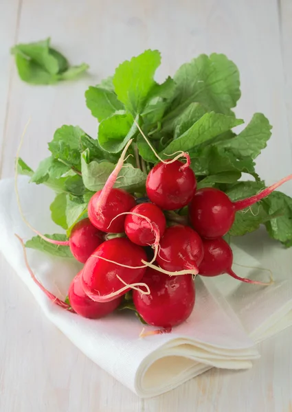 Verse radijs op houten tafel — Stockfoto