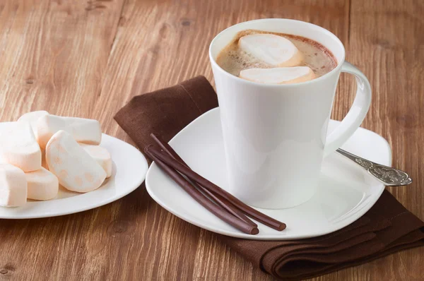 Tasse heiße Schokolade mit Marshmallows auf dem Tisch — Stockfoto