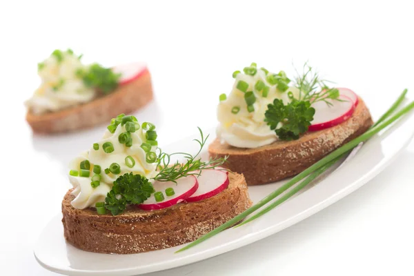 Bahar meze ile krem peynir, turp ve Frenk soğanı