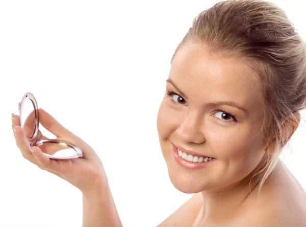 Retrato de una hermosa joven con ojos marrones sosteniendo un espejo —  Fotos de Stock