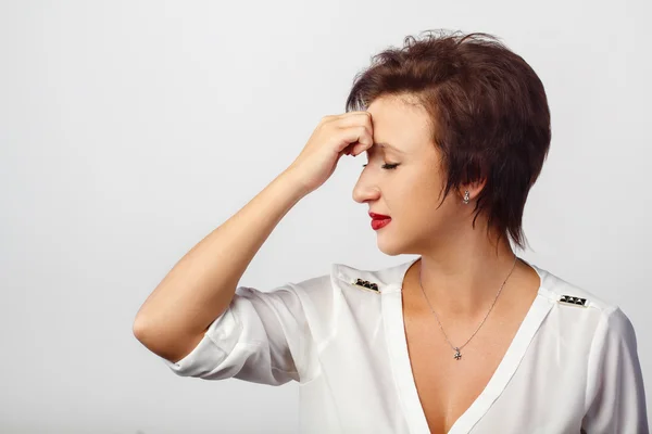 genç bir kadın ile onun elini alnına dokunuyor portresi