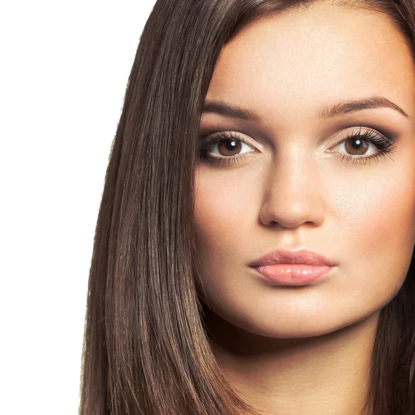 Beyaz backg üzerinde uzun kahverengi saçlı güzel kadın portresi