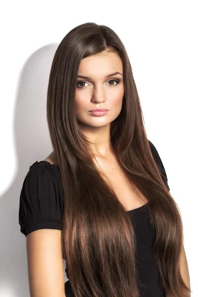 Beyaz backg üzerinde uzun kahverengi saçlı güzel kadın portresi
