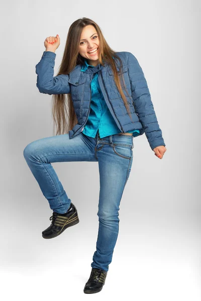 Jovem mulher casual em uma jaqueta sorrindo — Fotografia de Stock