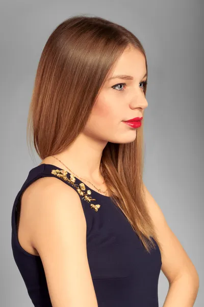 Portrait of teenage girl looking to the side. profile. studio sh — Stock Photo, Image