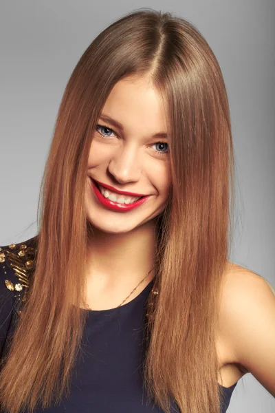 Portrait of friendly smiling teenage girl. studio shot. vogue st — Stock Photo, Image