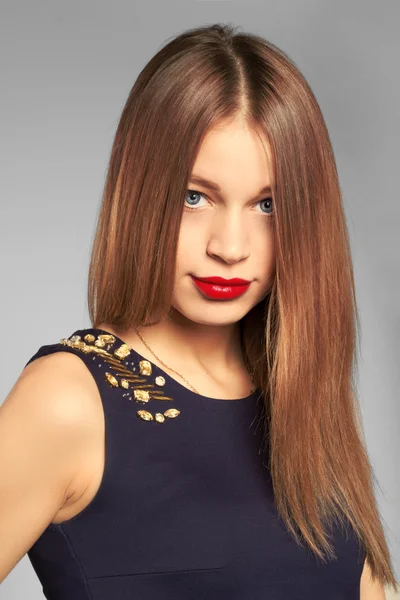 Portrait of teenage girl looking to the camera. studio shot. — Stock Photo, Image