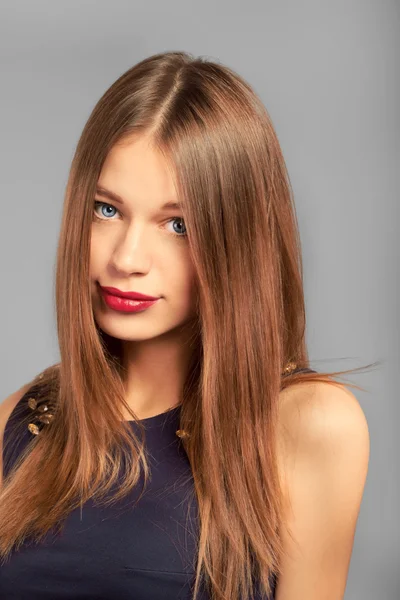 Portrait of teenage girl looking to the camera. studio shot. — Stock Photo, Image