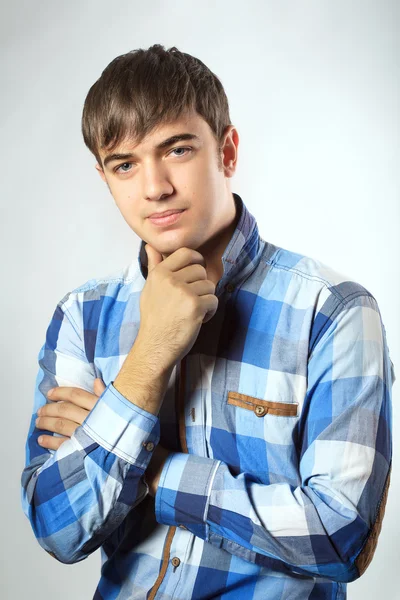 Retrato de un joven casual mirando a la cámara con los brazos cruzados —  Fotos de Stock