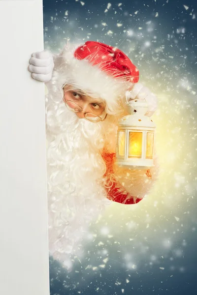 Santa claus při pohledu zezadu bílý prázdný nápis drží ši — Stock fotografie