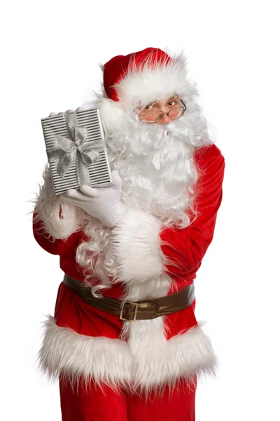 Санта-Клаус с коробкой, изолированной на белом — стоковое фото