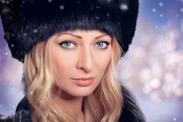 Ritratto di bella donna con cappello di pelliccia — Foto Stock
