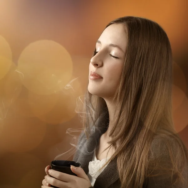 Молодая красивая женщина с закрытыми глазами держит кружку кофеина — стоковое фото