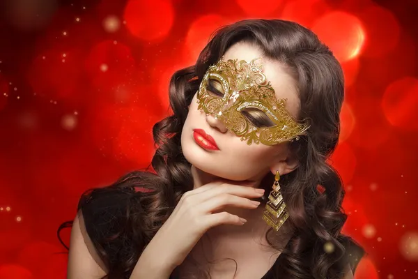 Jonge mooie vrouw in gouden carnaval masker. Rechtenvrije Stockafbeeldingen