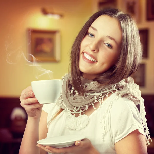 年轻美丽的女子捧着一杯咖啡 — 图库照片