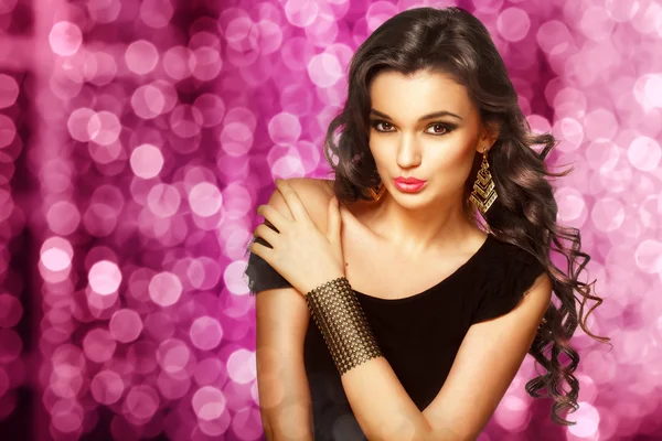 uzun kıvırcık saçlar ile esmer kadın güzel moda