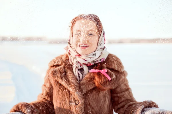 Außenporträt einer jungen hübschen Frau in sonniger Winterlandschaft — Stockfoto
