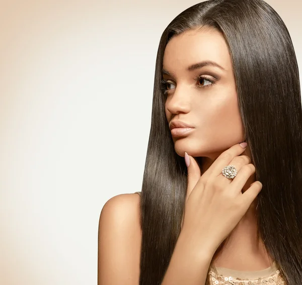 uzun sağlıklı kahverengi saçlı güzel bir genç kadın portresi. 