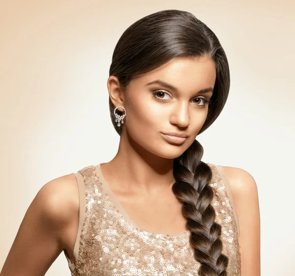 Portrait of beautiful young woman with long healthy brown hair. — Stock Photo, Image