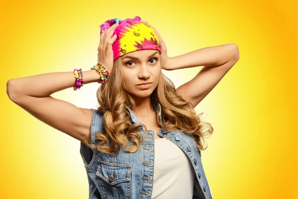 Retrato de linda chica en chaleco vaquero y bandana — Foto de Stock