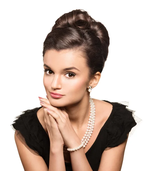 Portrait of beautiful brunette woman wearing pearl  jewelry. loo — Stock Photo, Image