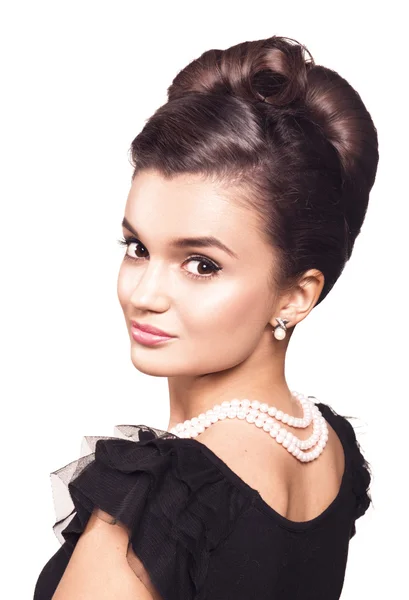 Portrait of beautiful brunette woman wering pearl jewelry. — Stock Photo, Image