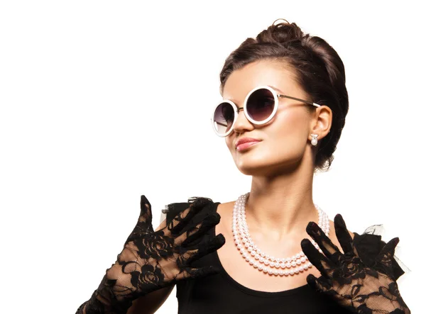 Portrait of beautiful brunette woman wering pearl  jewelry. retr — Stock Photo, Image