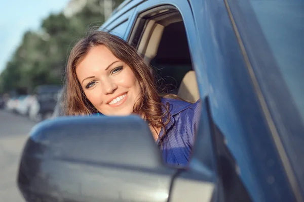 Bil kvinna på roadtrip ser från fönstret — Stockfoto