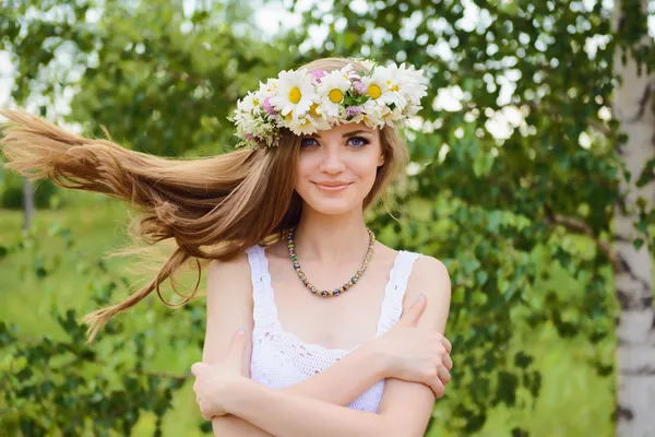 mutlu genç güzel kadın mavi gözlü rüzgârda ayakta 