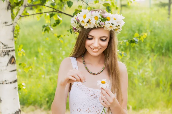 mutlu genç güzel kadın ayakta açık ve kapalı dai yırtılma