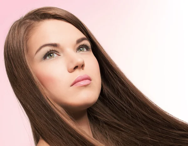 Niedliche junge Frau mit langen gesunden braunen Haaren — Stockfoto