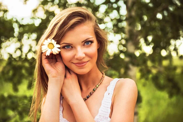 Młoda kobieta piękny odkryty w birchwood kwiaty stokrotka Zdjęcie Stockowe