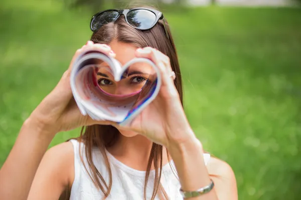 açık havada duymak arıyorum bir parkta genç bir esmer kadın
