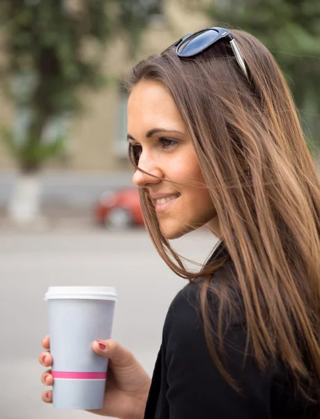 Una hermosa joven mirando a un lado mientras está sentada afuera — Foto de Stock