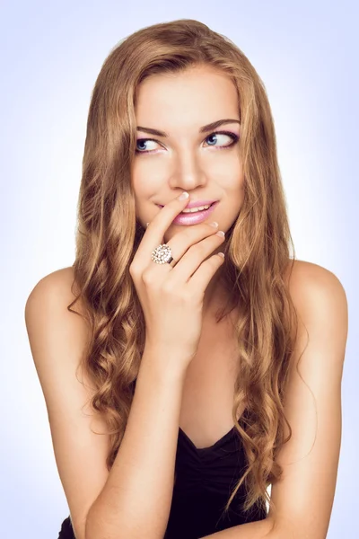Een mooie jonge vrouw met een roze make-up op zoek speels aan t — Stockfoto