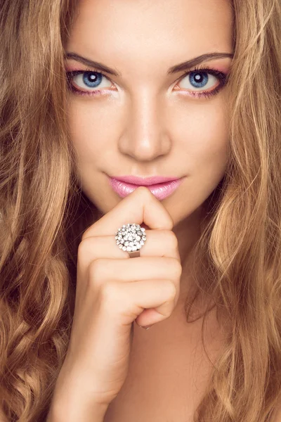 Uma bela jovem mulher com uma maquiagem rosa — Fotografia de Stock
