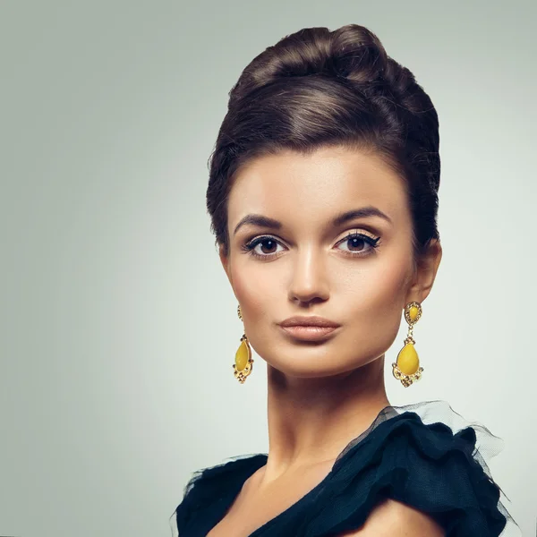 retro kapmak ve eski moda anne ile güzel bir kadın portresi