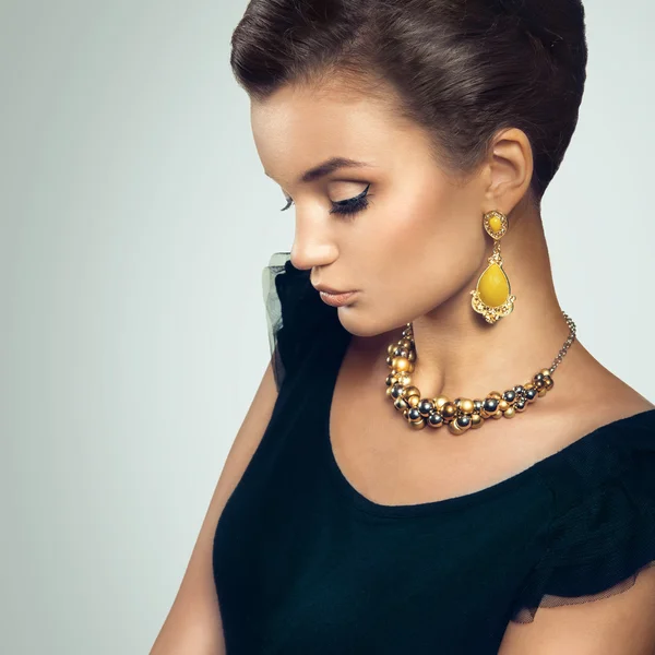 retro kapmak ve eski moda anne ile güzel bir kadın portresi