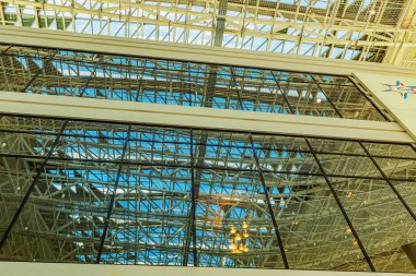 Açık iş, camdan yapılmış çok tonlu duvarlar ve paslanmaz metal hafif, havadar yapılar gibi görünüyor..