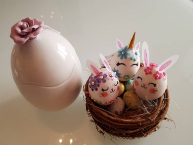 Paskalya, Ortodoksluğun en önemli bayramıdır. İncil 'deki en önemli olaydır. Bu, İsa 'nın dirileceği gündür. Yumurtalar yeni bir hayatın başlangıcını simgeler..