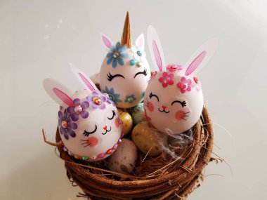 Paskalya, Ortodoksluğun en önemli bayramıdır. İncil 'deki en önemli olaydır. Bu, İsa 'nın dirileceği gündür. Yumurtalar yeni bir hayatın başlangıcını simgeler..