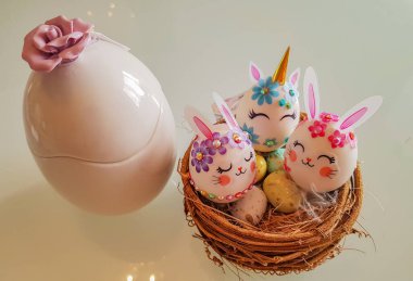 Paskalya, Ortodoksluğun en önemli bayramıdır. İncil 'deki en önemli olaydır. Bu, İsa 'nın dirileceği gündür. Yumurtalar yeni bir hayatın başlangıcını simgeler..