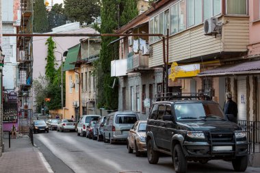 Yalta 'nın dar sokakları orijinallikleriyle turistleri çekiyor. Her ev inşa edildi, yeniden inşa edildi ve yıllar içinde şehir kendi Yalta-Kırım lezzetini kazandı..
